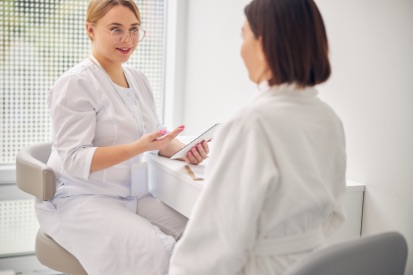 woman-consultating-dermatologist