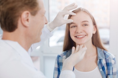 derjmatologist-looking-at-teen-girl